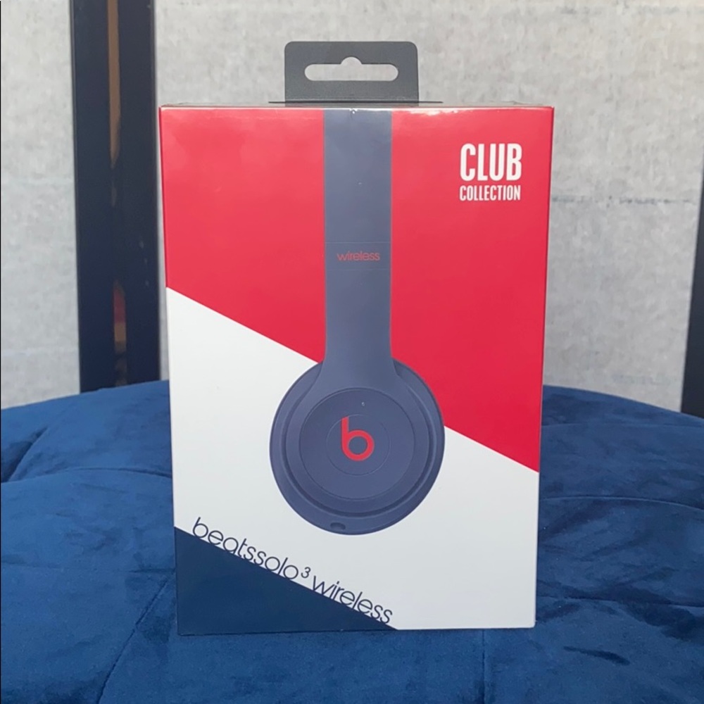 NWT Beats Solo3 wireless headphones by Dr. Dre
